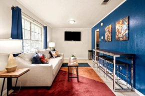 HEIRS LIVING : MELODIC - Near Zoo and Museums . King Bed . Free Parking . With Washer and Dryer . Pet Friendly . Pineville Apartment